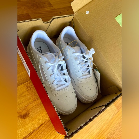 Reebok Women's Club MEMT Sneaker size 7 - Picture 8 of 11